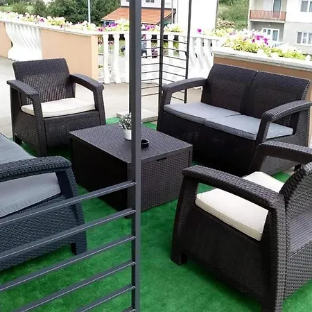 3 Bedroom Stunning Apartment In Gracac Apartmán *