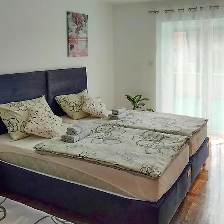 3 Bedroom Stunning Apartment In Gracac Apartmán Gračac