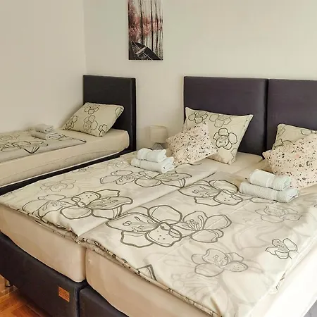 3 Bedroom Stunning Apartment In Gracac Apartmán *