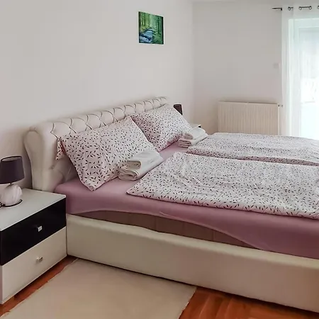 3 Bedroom Stunning Apartment In Gracac