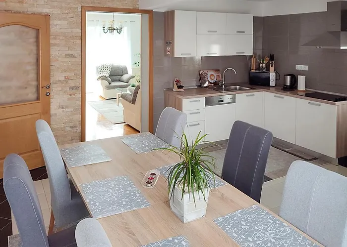 3 Bedroom Stunning Apartment In Gracac Апартаменты Грачац