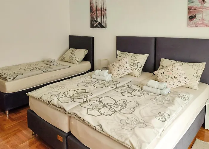 3 Bedroom Stunning Apartment In Gracac Апартаменты *